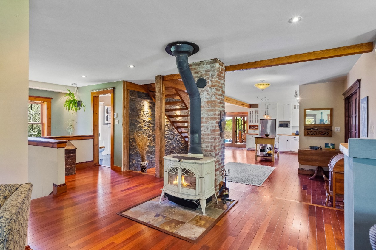 Salon — 3 Ch. Flanders, Cookshire-Eaton