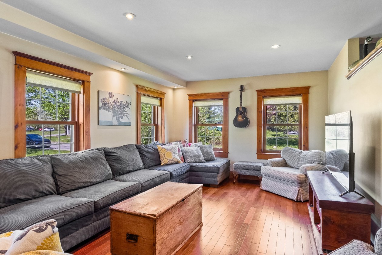 Salon — 3 Ch. Flanders, Cookshire-Eaton