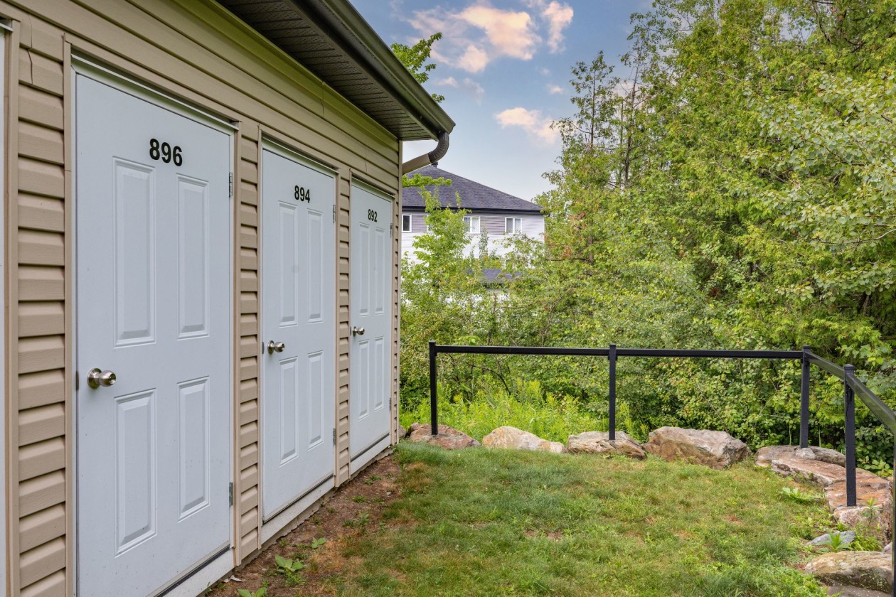 Remise — 894 Rue Magnone, Granby
