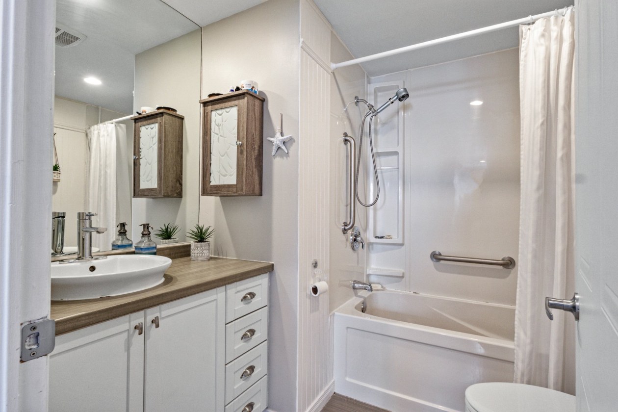 Salle de bains — 664 Rue Lebrun, Granby