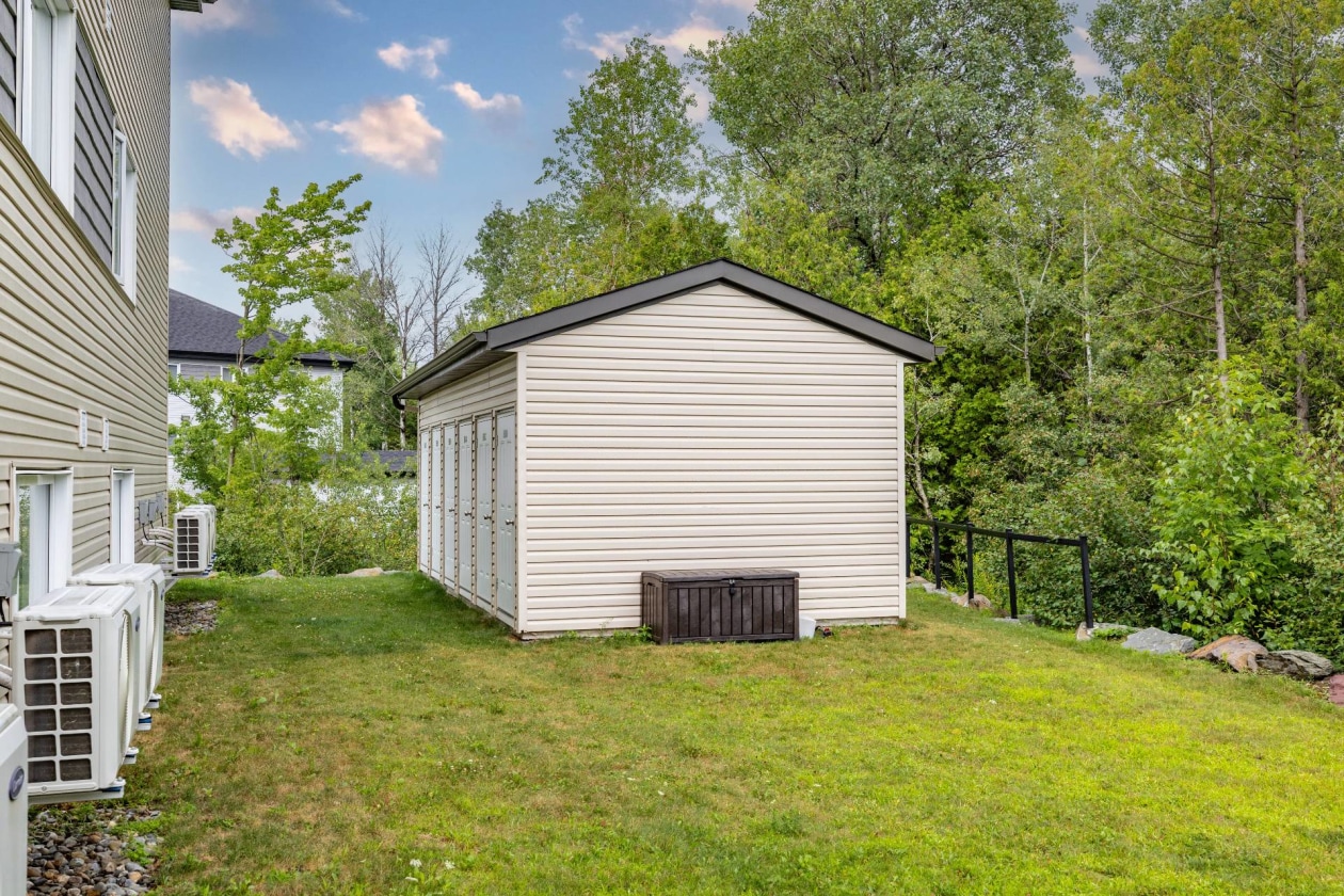 Remise — 894 Rue Magnone, Granby