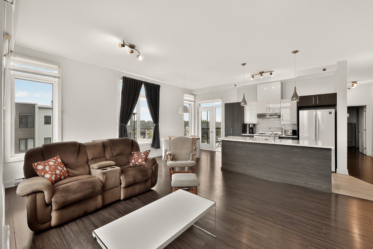 Salon — 919 Rue Jules-Huot, Laval