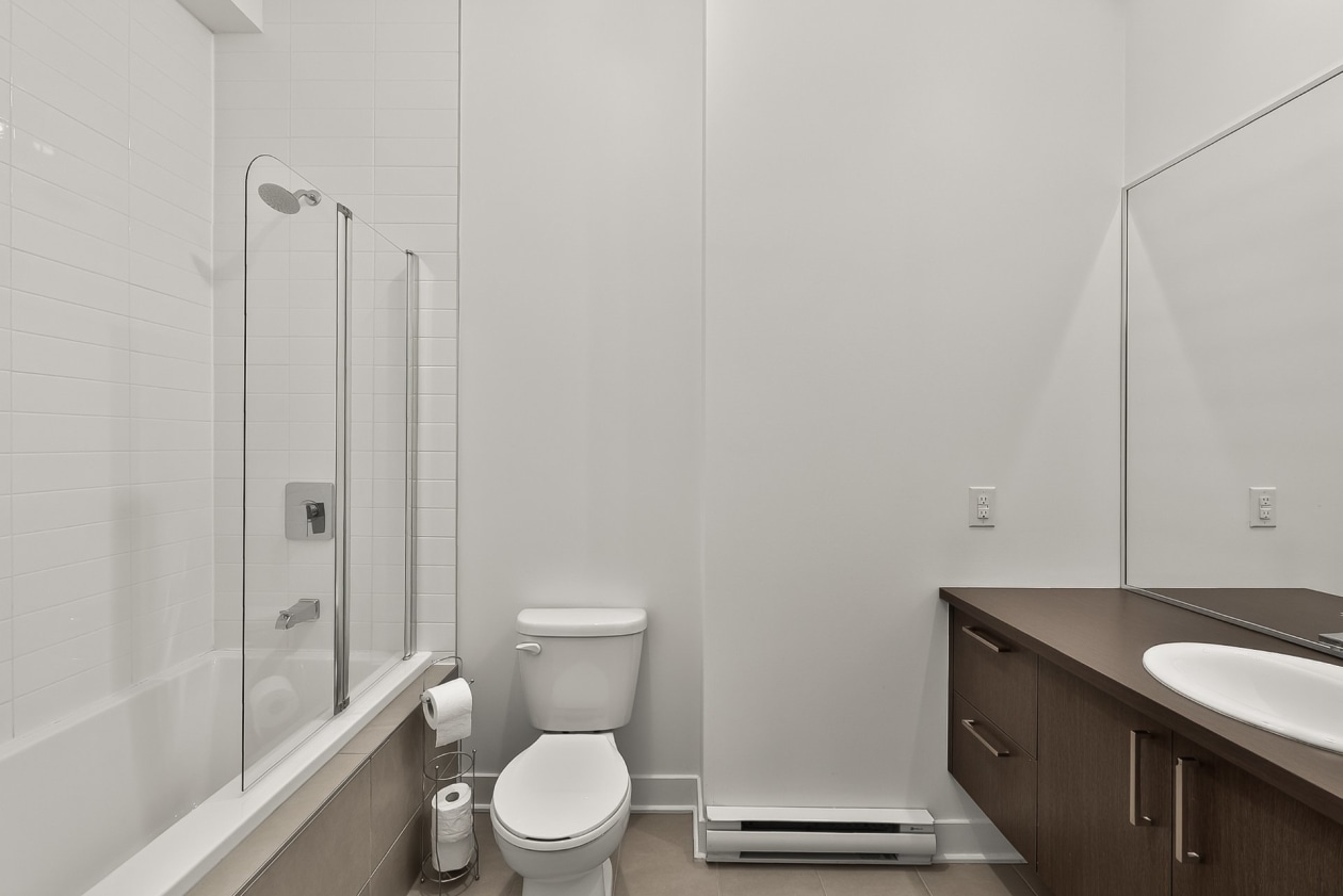 Salle de bains — 919 Rue Jules-Huot, Laval