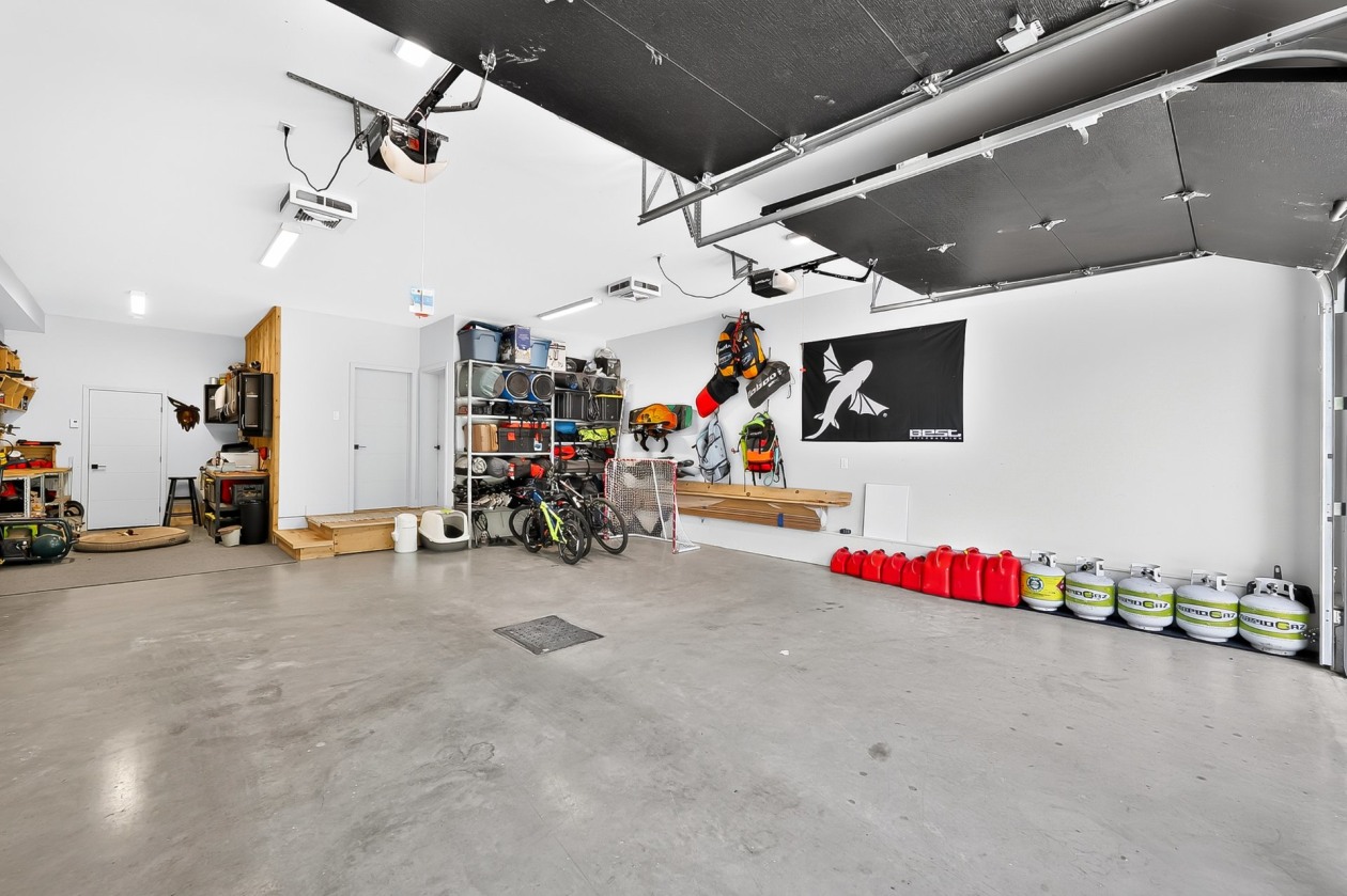 Garage — 1104 Rue Bellemare, Laval