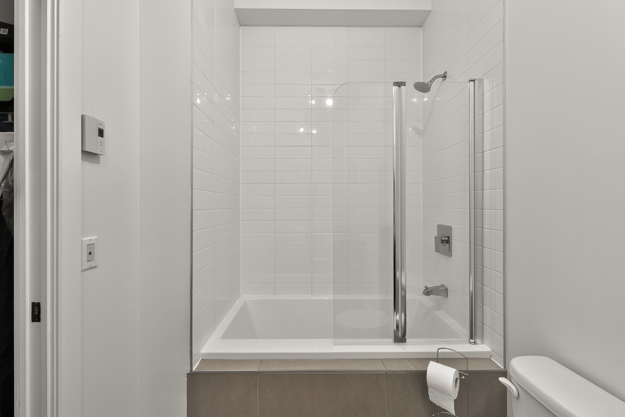 Salle de bains — 919 Rue Jules-Huot, Laval