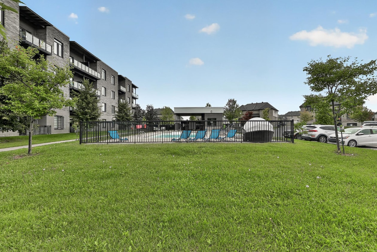 Piscine — 919 Rue Jules-Huot, Laval