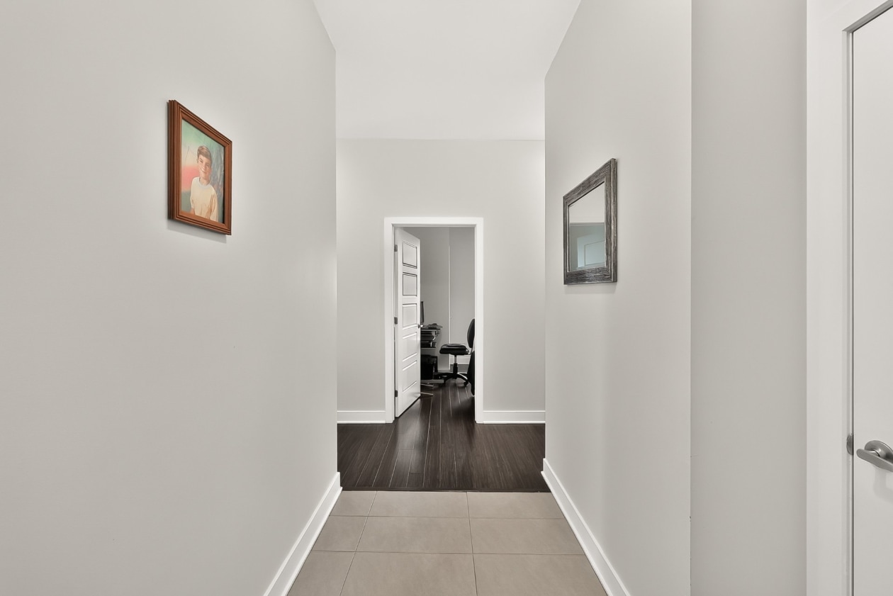Corridor — 919 Rue Jules-Huot, Laval