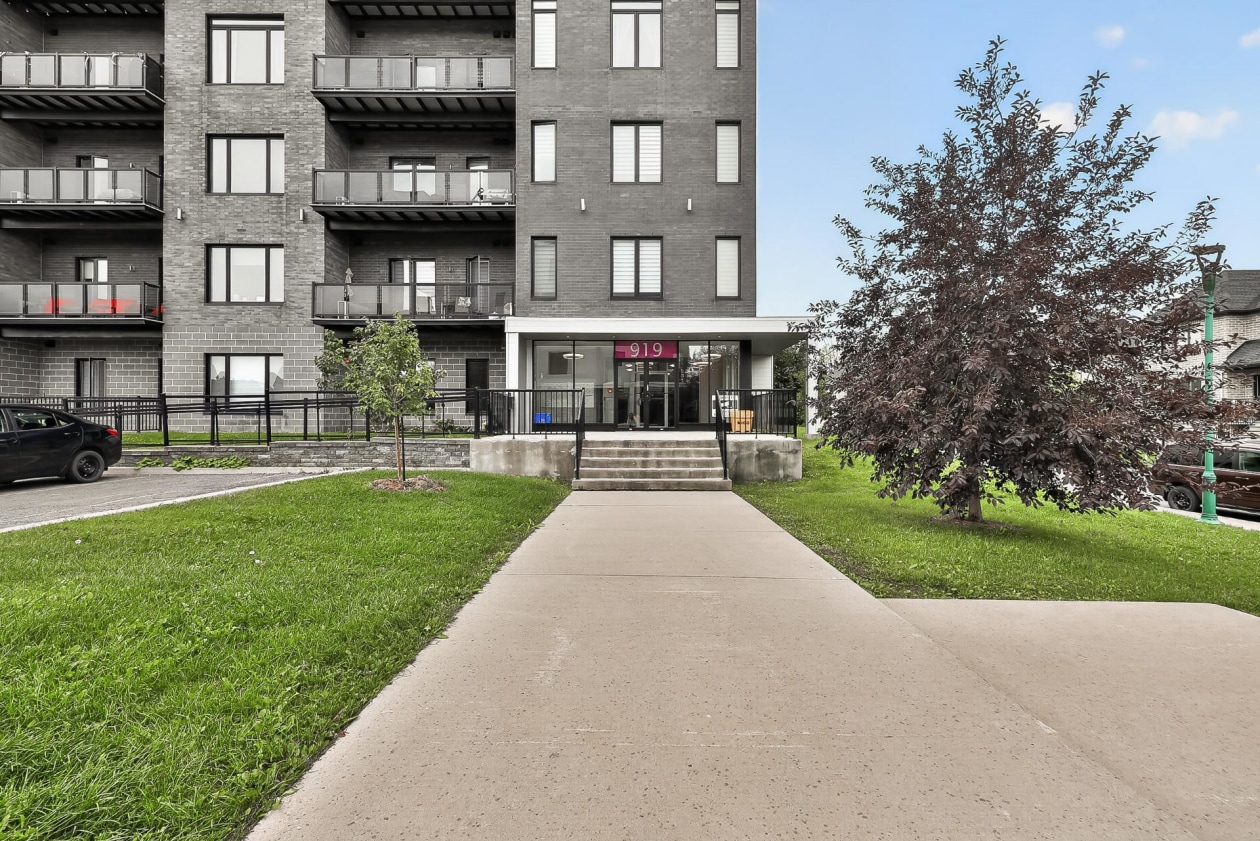 Entrée extérieure — 919 Rue Jules-Huot, Laval