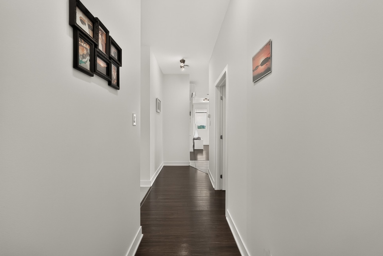 Corridor — 919 Rue Jules-Huot, Laval
