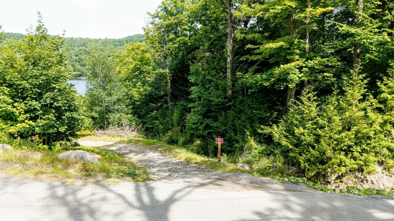 Accès au plan d'eau — 310e Avenue, Saint-Hippolyte