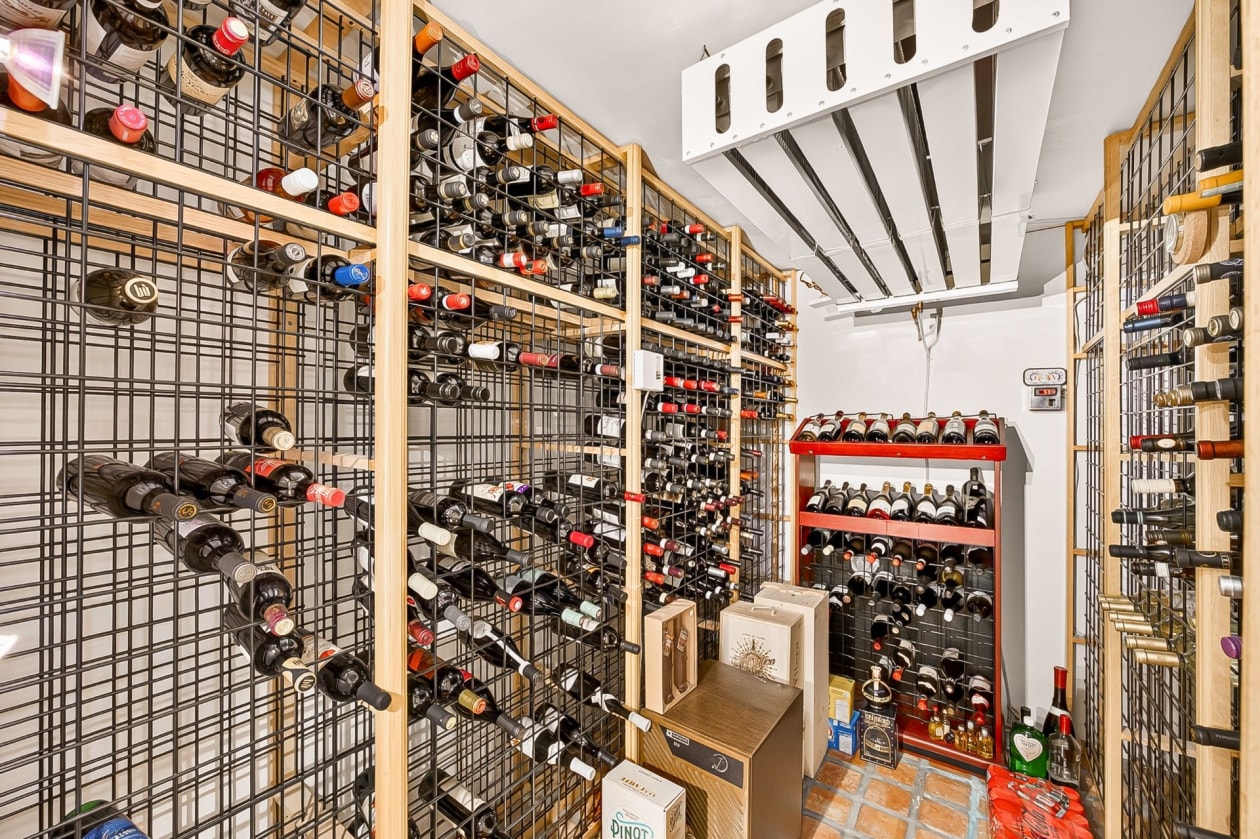 Cave à vin — 360 Grande Côte O., Lanoraie