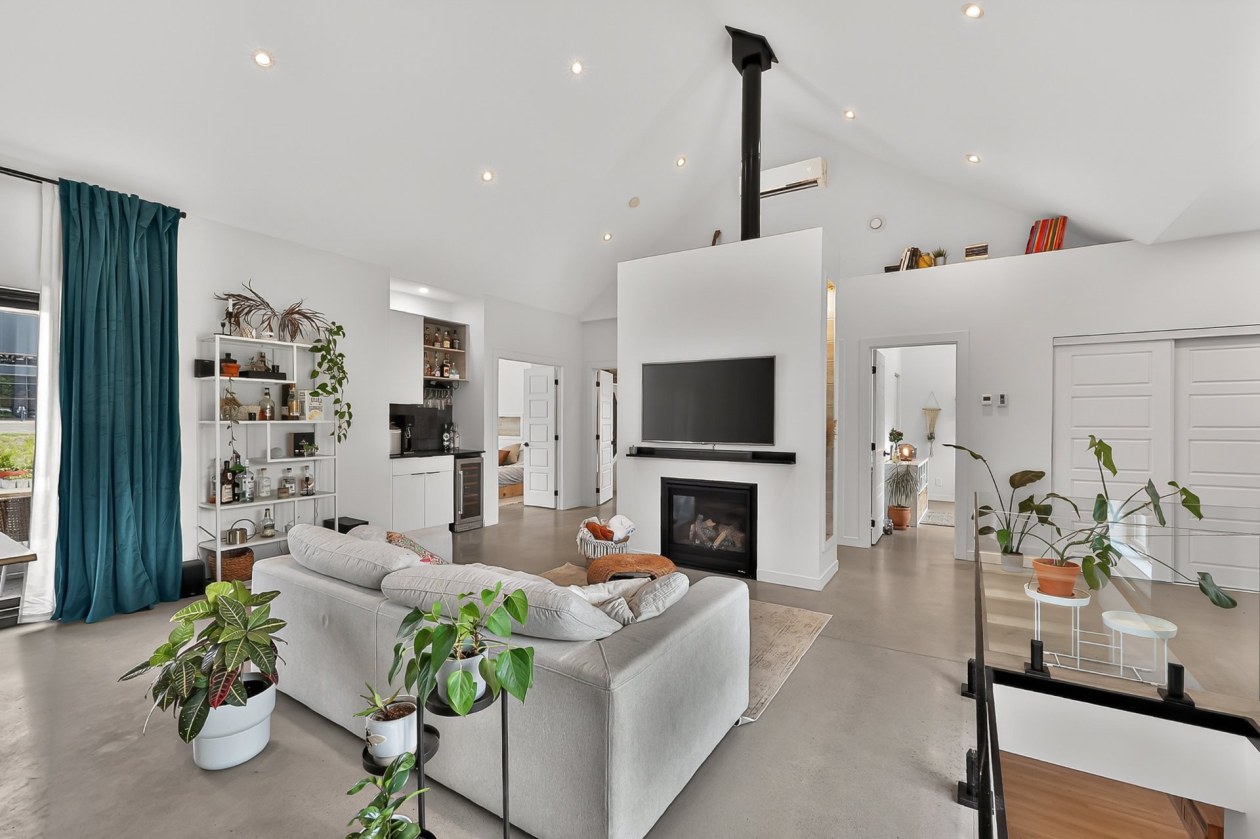 Salon — 844 Rue Lamontagne, Saint-Jérôme