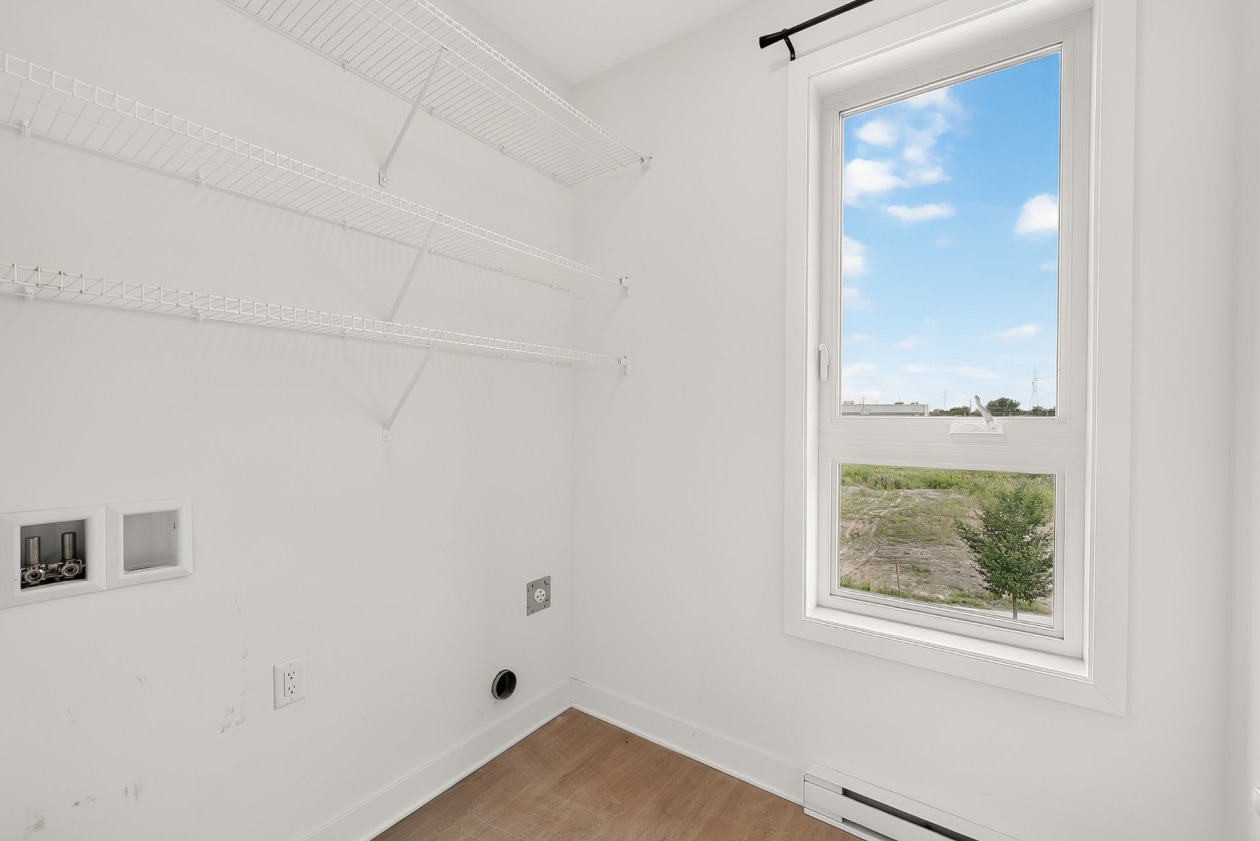 Penderie — 1505 - 1509 Rue Tekakwitha, Laval