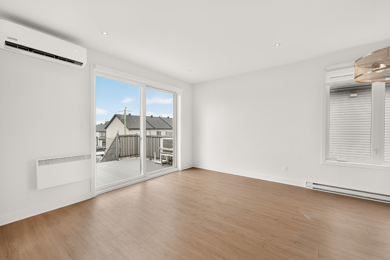 Salon — 1505 - 1509 Rue Tekakwitha, Laval
