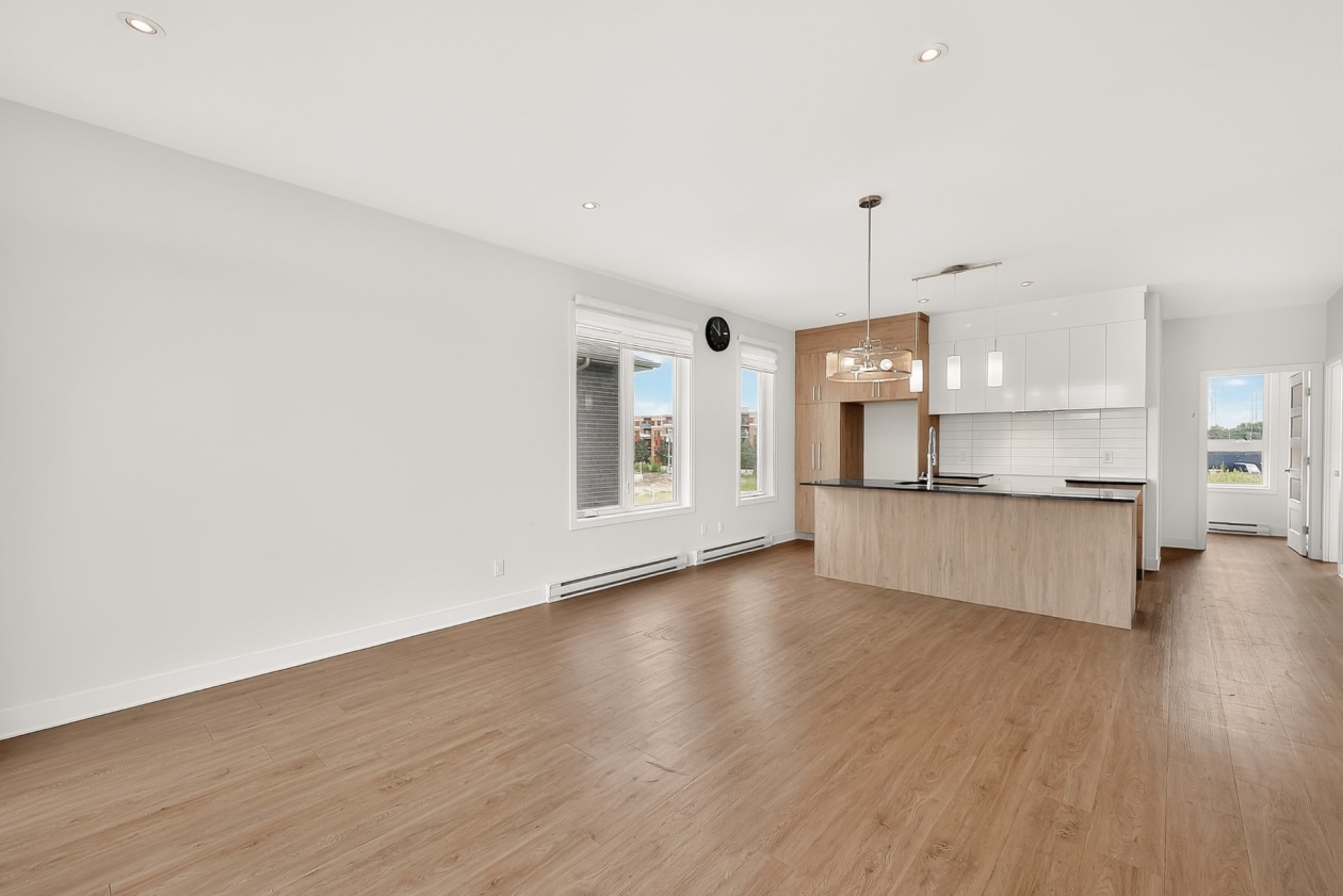Salon — 1505 - 1509 Rue Tekakwitha, Laval