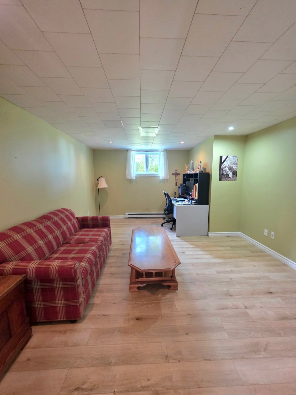 Salle familiale — 1262 Rue Dandonneau, Mont-Joli