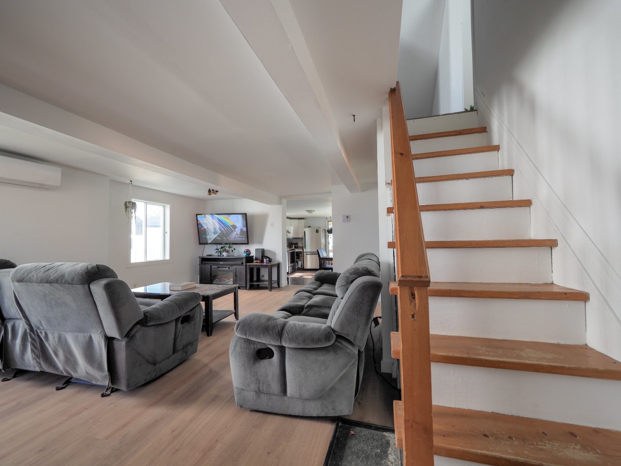 Salon — 11650 Rue Notre-Dame O., Trois-Rivières