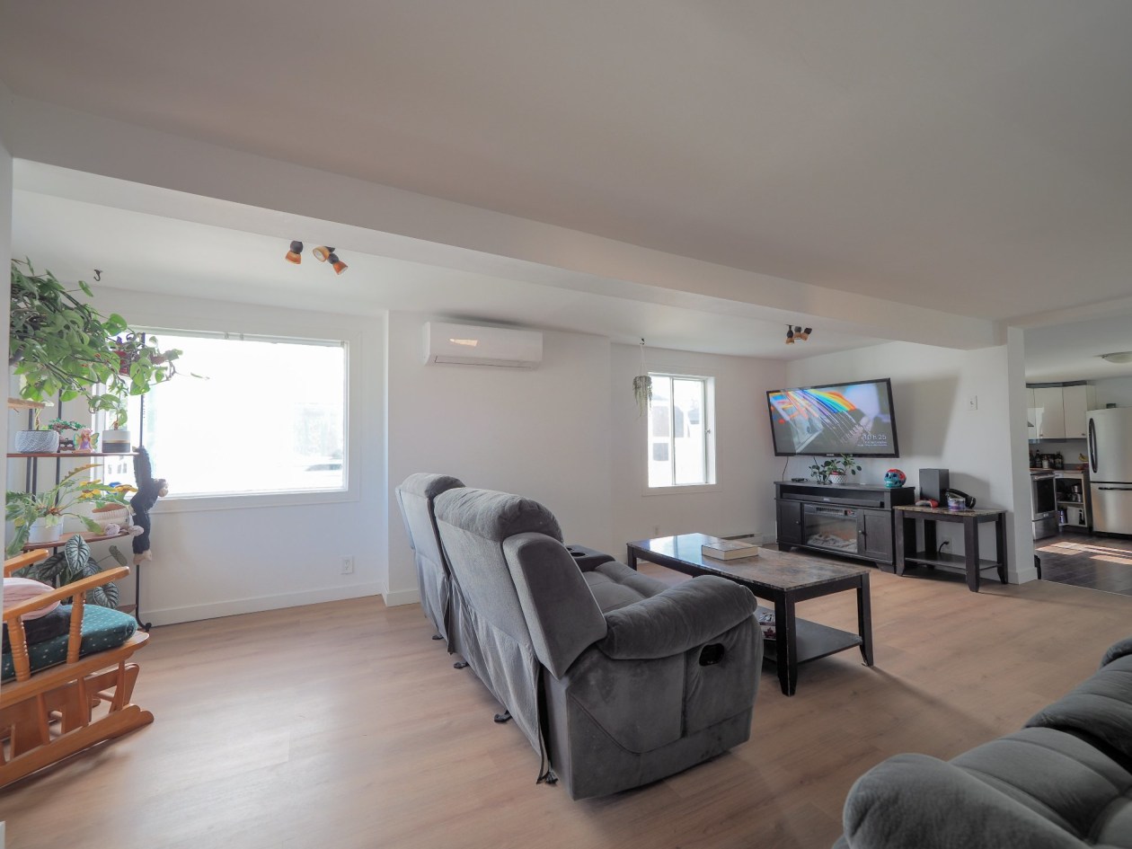 Salon — 11650 Rue Notre-Dame O., Trois-Rivières