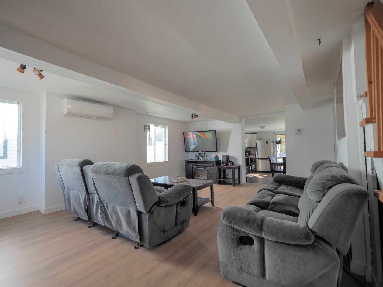 Salon — 11650 Rue Notre-Dame O., Trois-Rivières