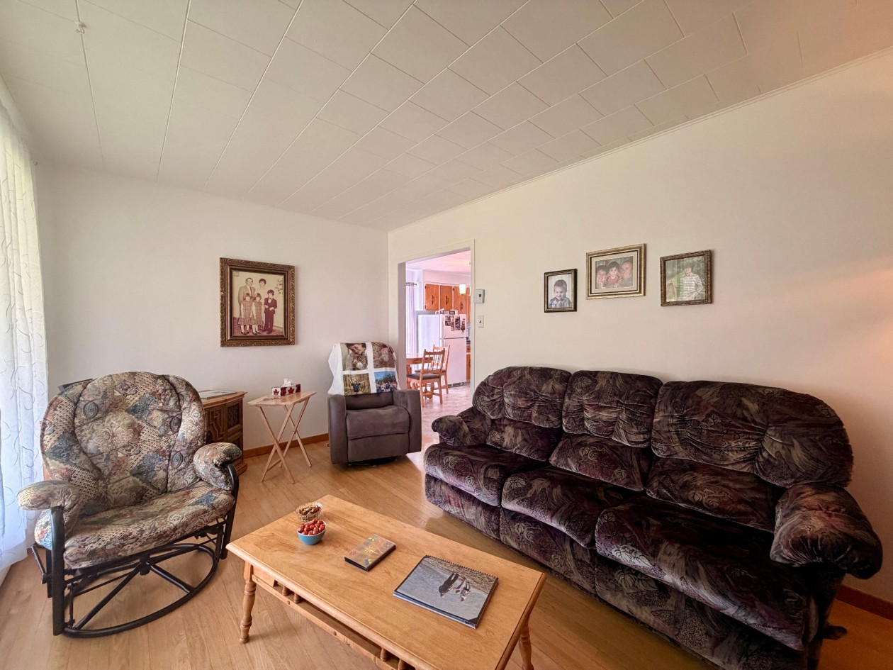 Salon — 883 Boul. de l'Anse-à-Valleau, Gaspé