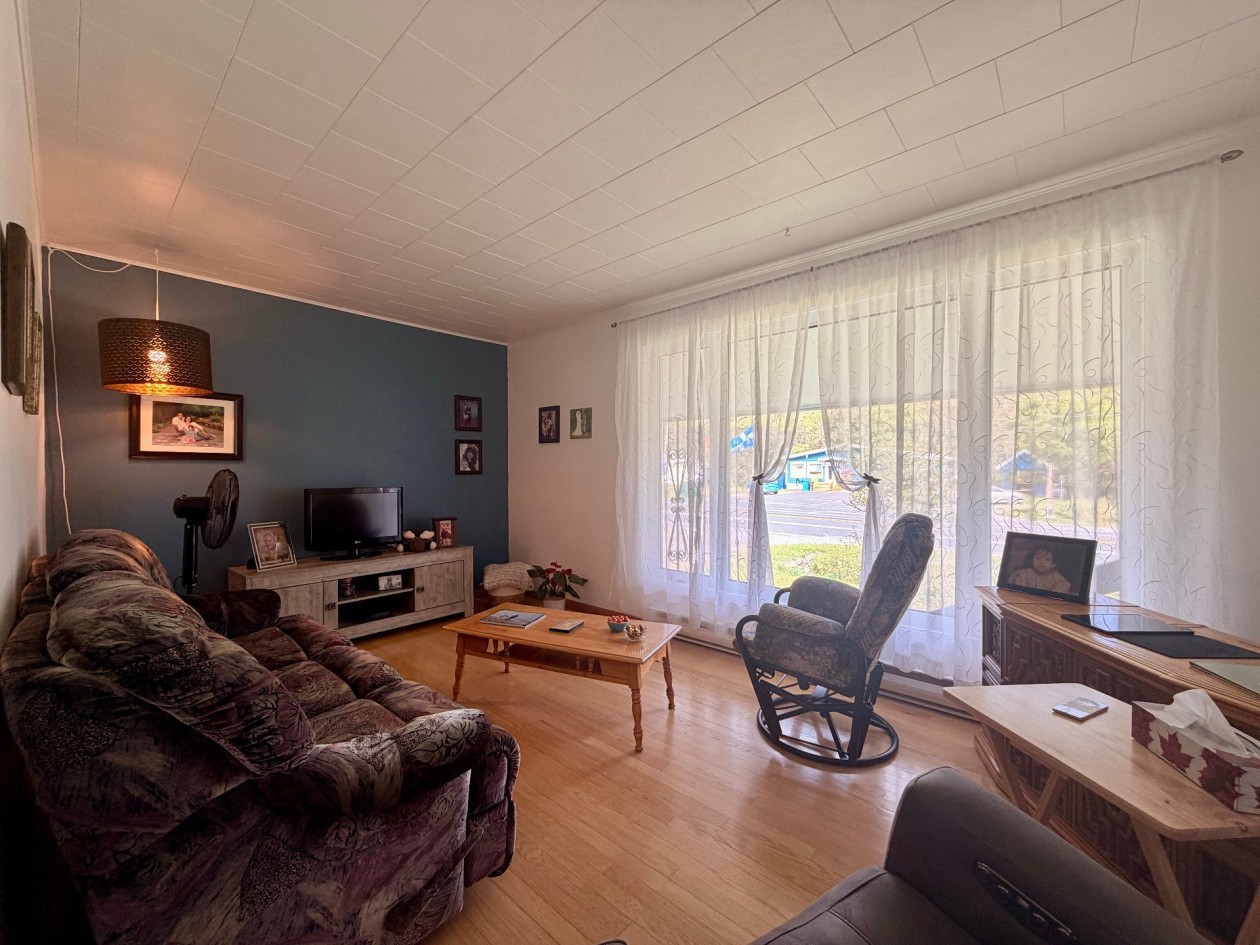 Salon — 883 Boul. de l'Anse-à-Valleau, Gaspé