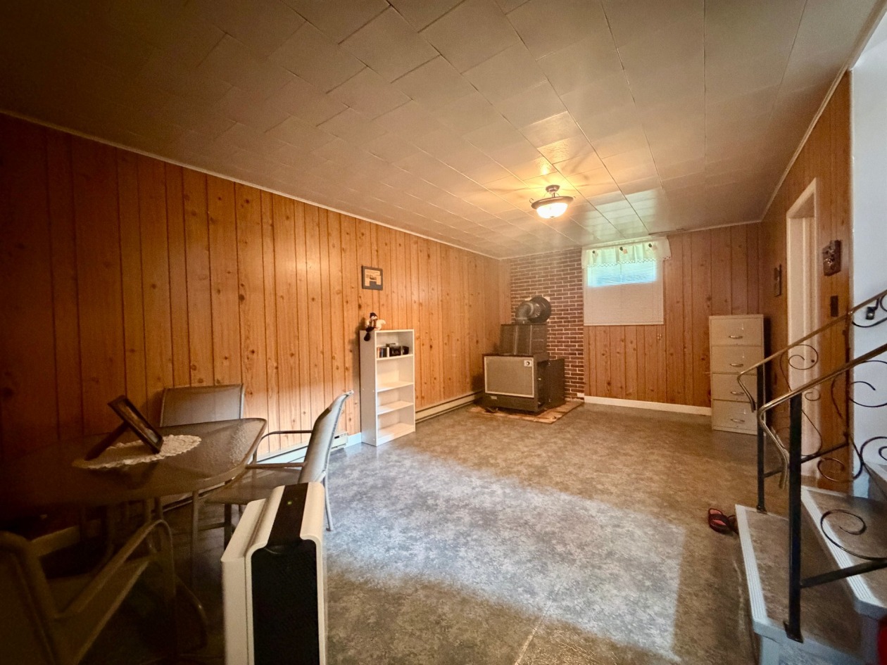 Salle familiale — 883 Boul. de l'Anse-à-Valleau, Gaspé