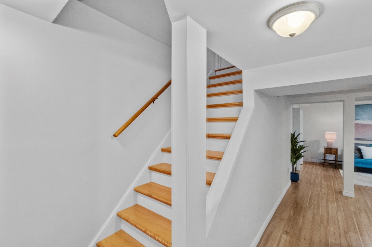 Escalier — 176 Rue Marguerite-Bertaud, Boucherville