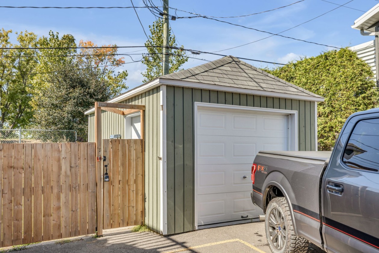 Garage — 4 - 4C Rue St-Exupéry, Québec
