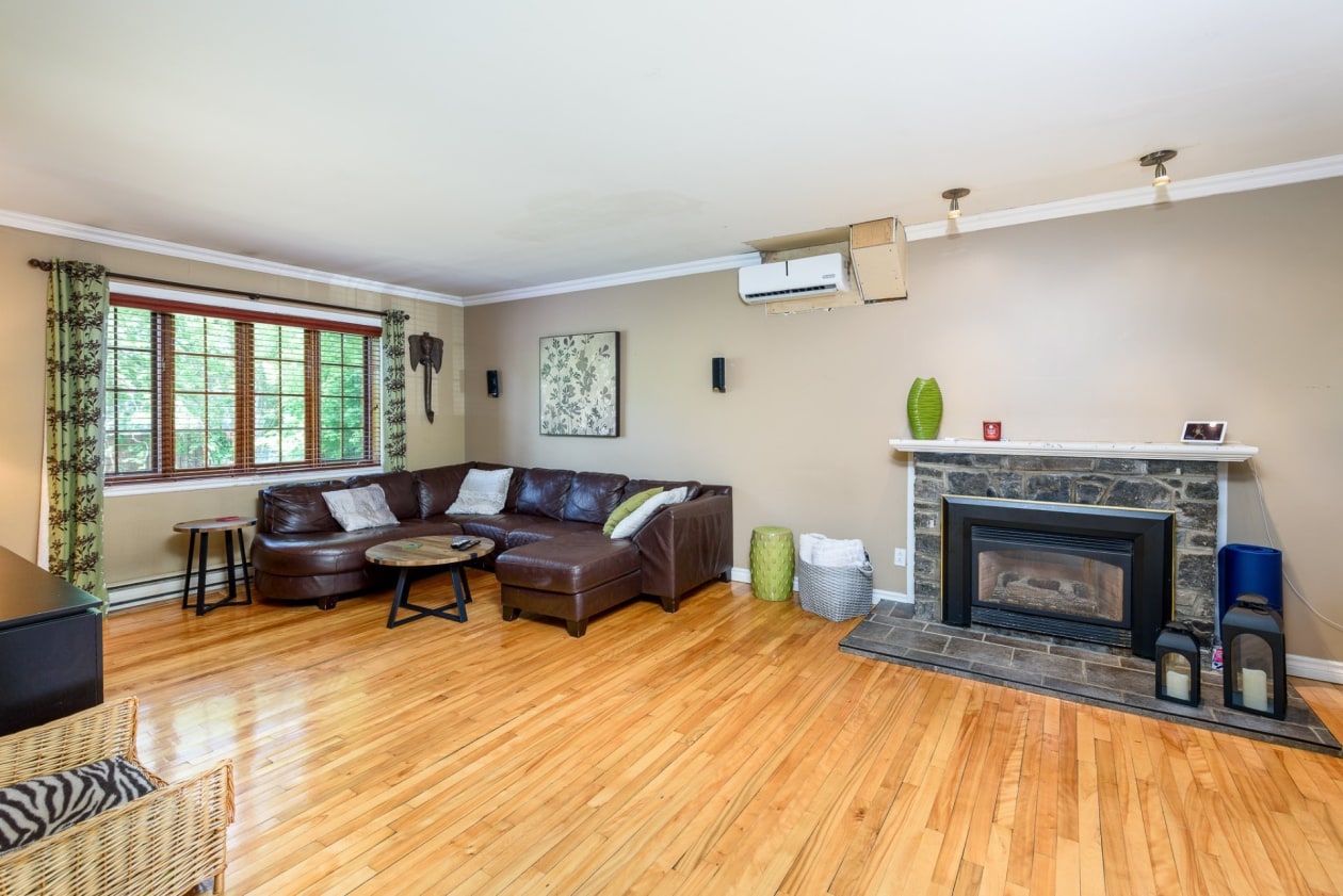 Salon — 343 Rue Perreault, Blainville