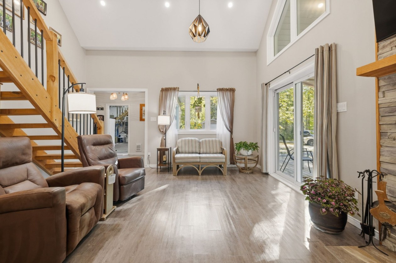 Salon — 1310 Route 309 S., Notre-Dame-du-Laus