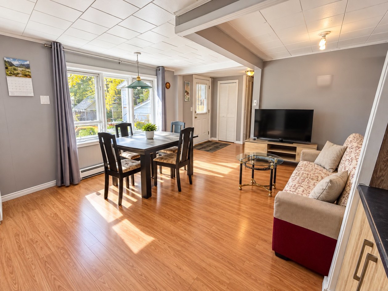 Salon — 203 Rue du Parc, Grande-Rivière