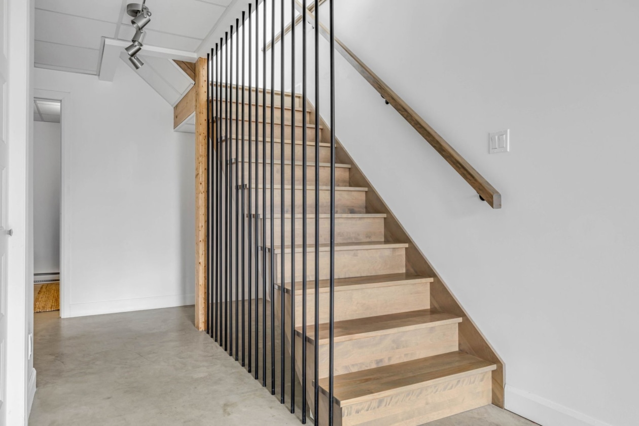 Escalier — 37 Ch. de la Seigneurie, Les Éboulements