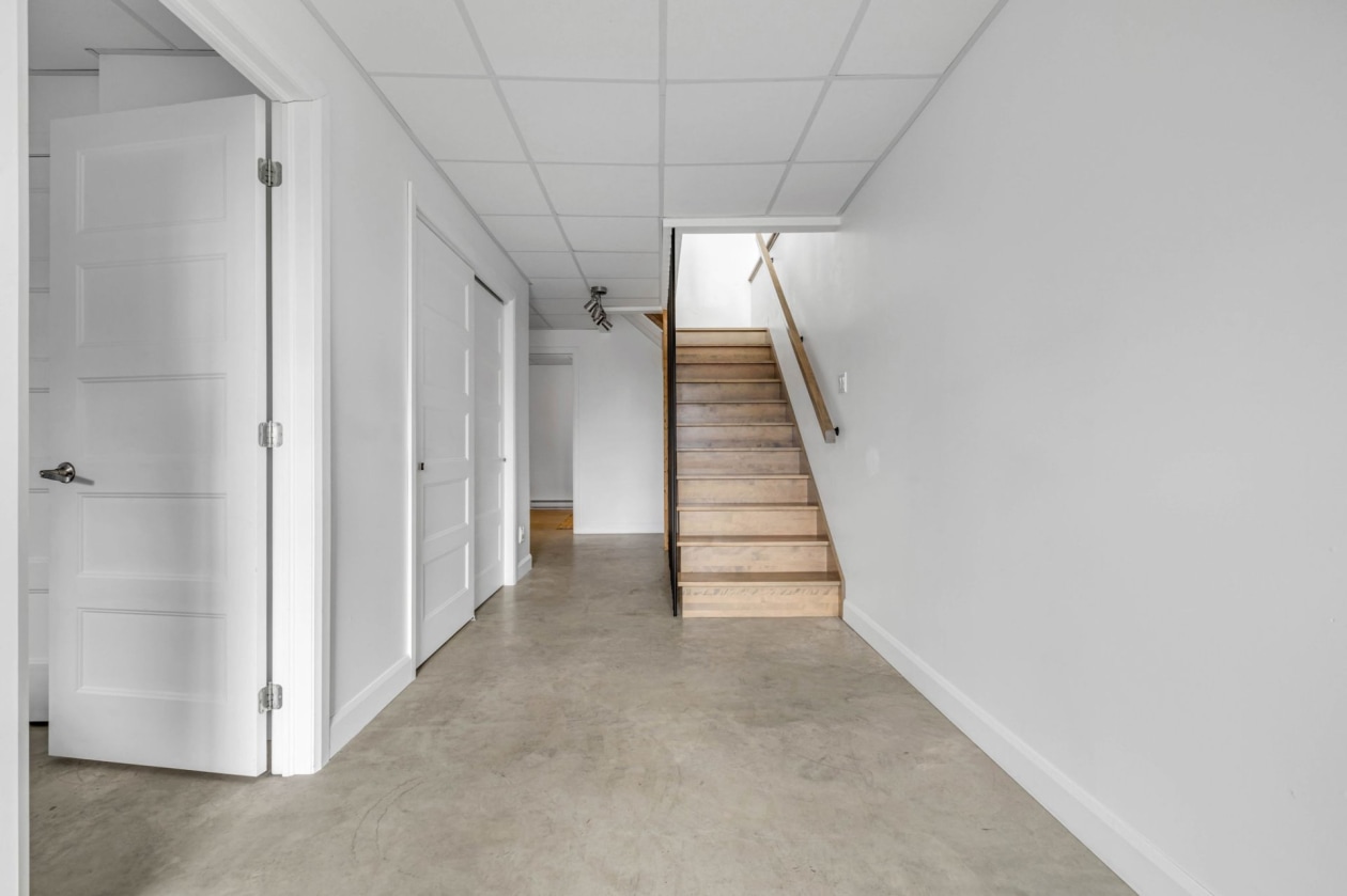 Escalier — 37 Ch. de la Seigneurie, Les Éboulements