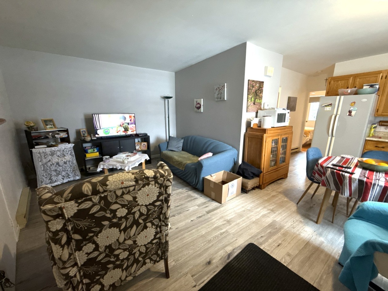 Salon — 95 - 97 Rue St-Jean-Baptiste, Baie-Saint-Paul