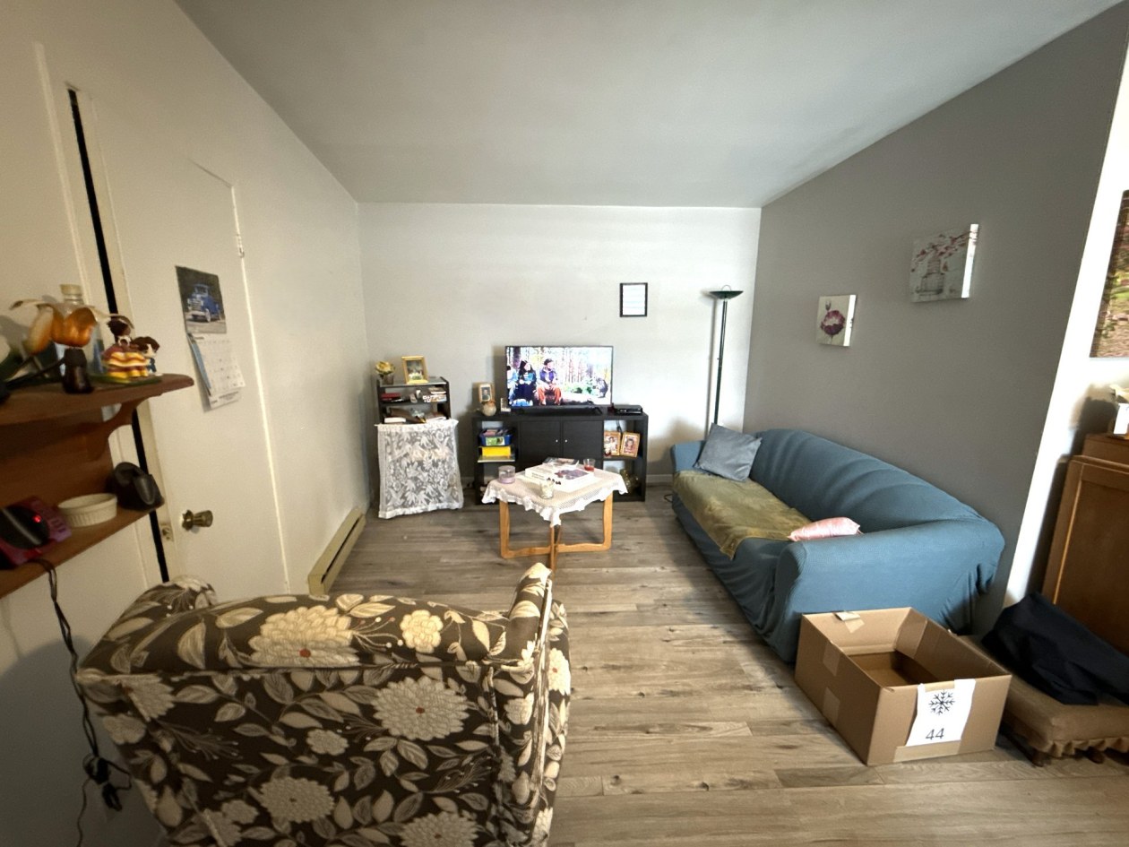Salon — 95 - 97 Rue St-Jean-Baptiste, Baie-Saint-Paul