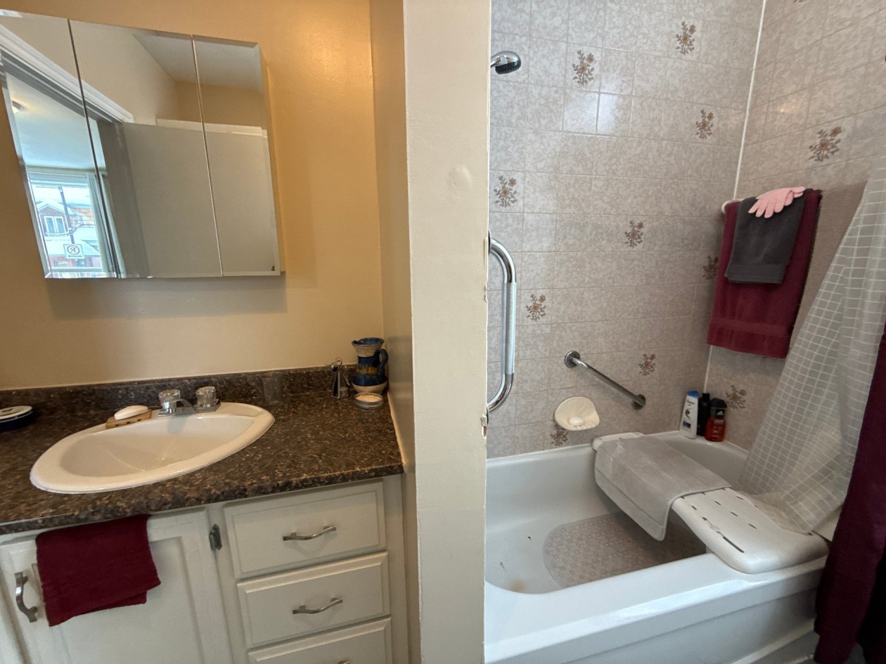 Salle de bains — 95 - 97 Rue St-Jean-Baptiste, Baie-Saint-Paul