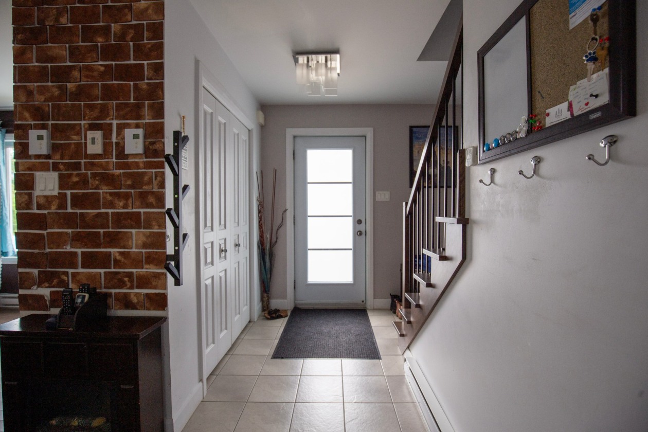 Entrance hall — 166 Rue des Pignons, Beaupré