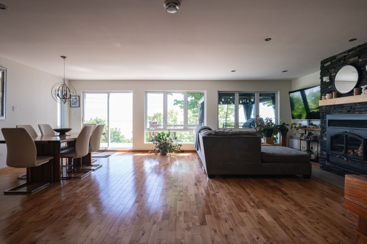 Salon — 495-1 - 495-3, Petite-Rivière-Saint-François
