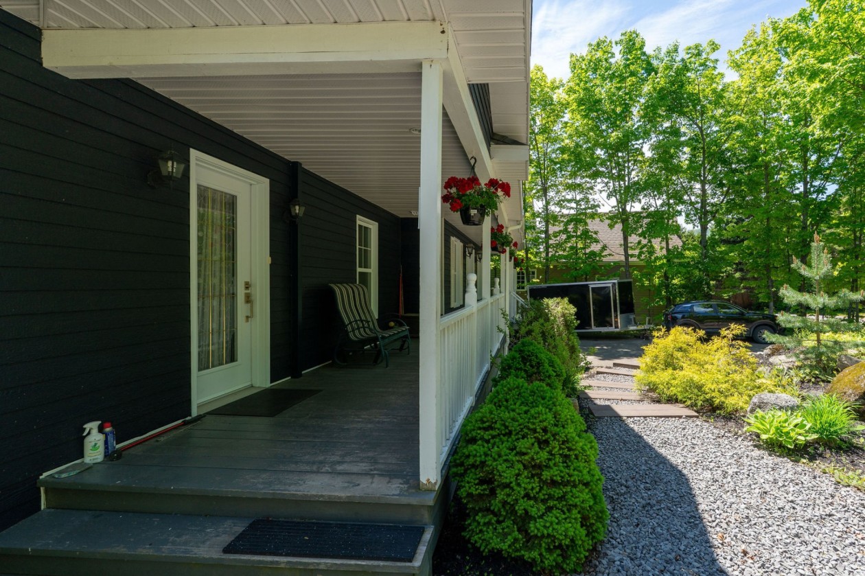 Entrée extérieure — 495-1 - 495-3, Petite-Rivière-Saint-François