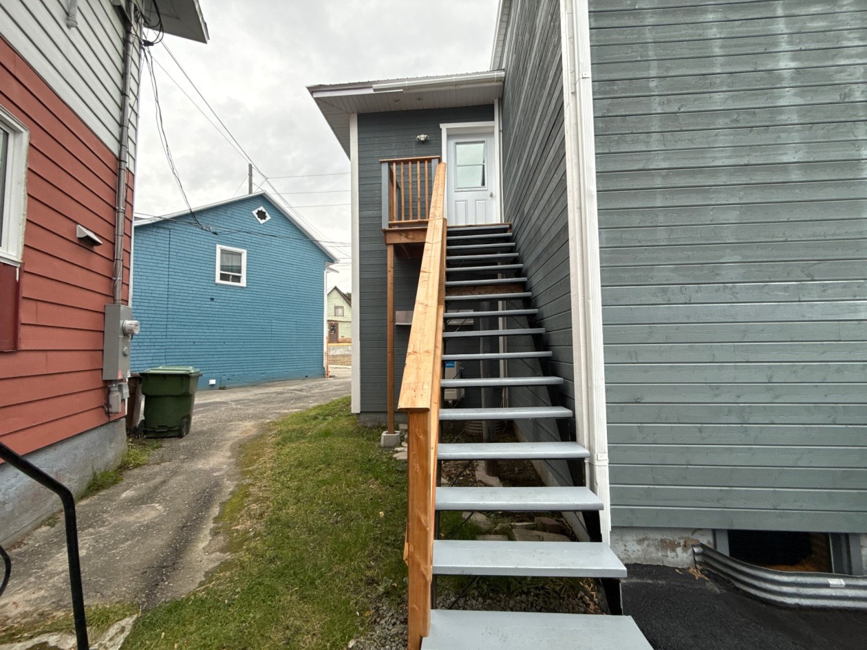 Entrée extérieure — 102 - 104 Rue St-Joseph, Baie-Saint-Paul
