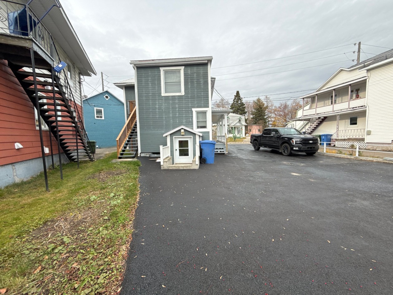 Entrée extérieure — 102 - 104 Rue St-Joseph, Baie-Saint-Paul