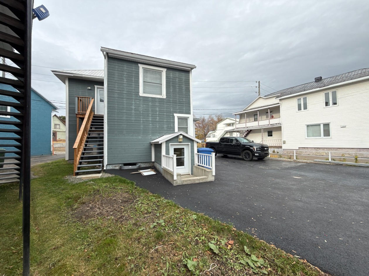 Entrée extérieure — 102 - 104 Rue St-Joseph, Baie-Saint-Paul