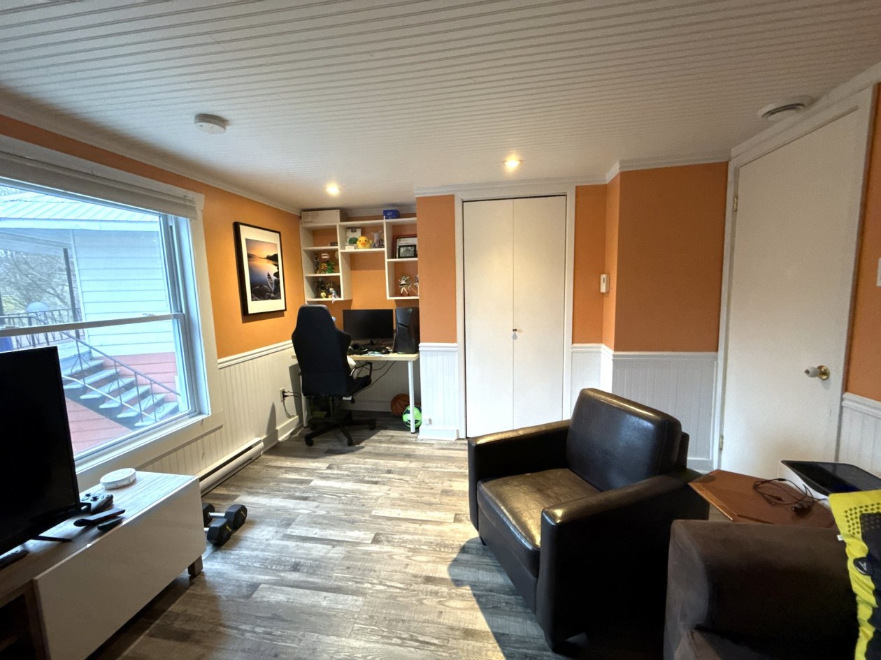 Salon — 102 - 104 Rue St-Joseph, Baie-Saint-Paul