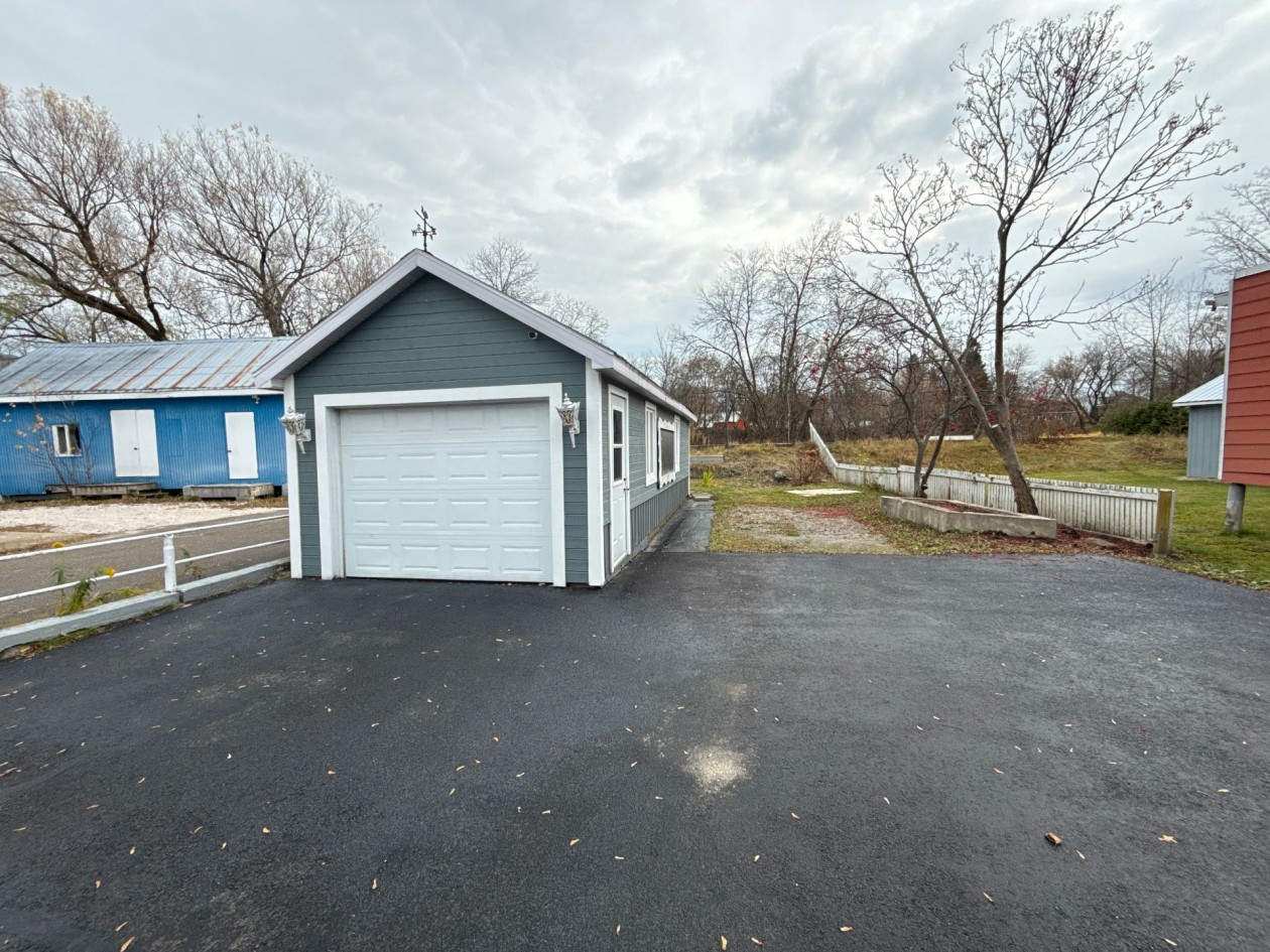 Garage — 102 - 104 Rue St-Joseph, Baie-Saint-Paul