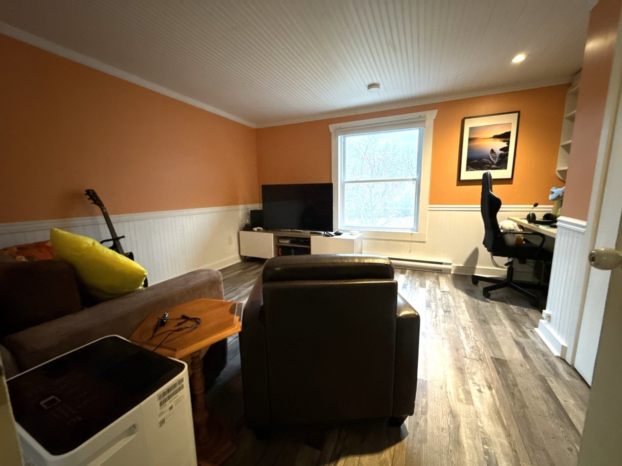 Salon — 102 - 104 Rue St-Joseph, Baie-Saint-Paul