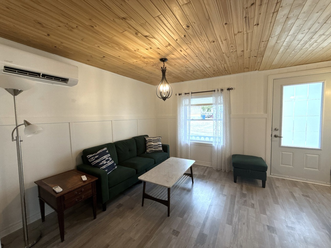 Salon — 102 - 104 Rue St-Joseph, Baie-Saint-Paul