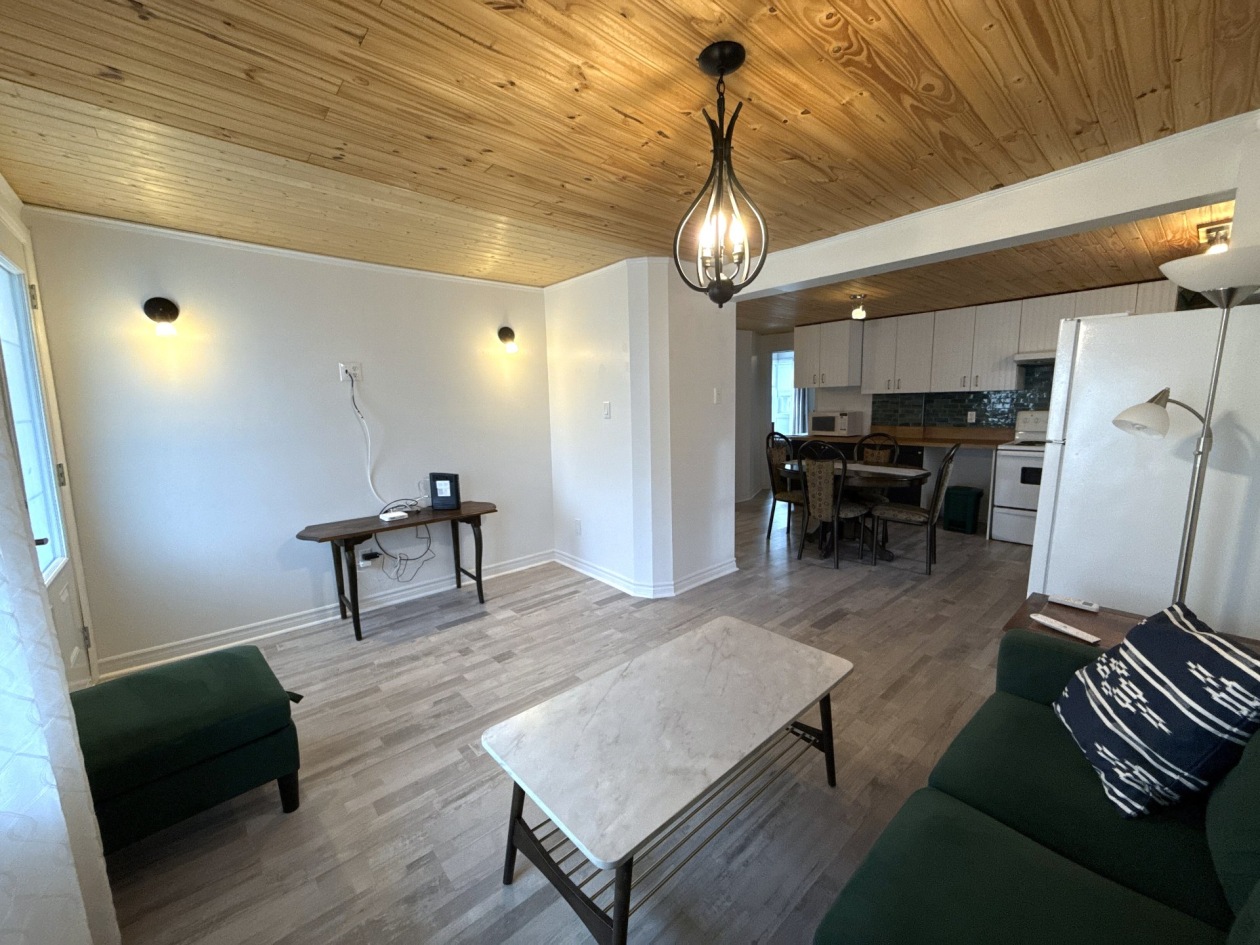 Salon — 102 - 104 Rue St-Joseph, Baie-Saint-Paul