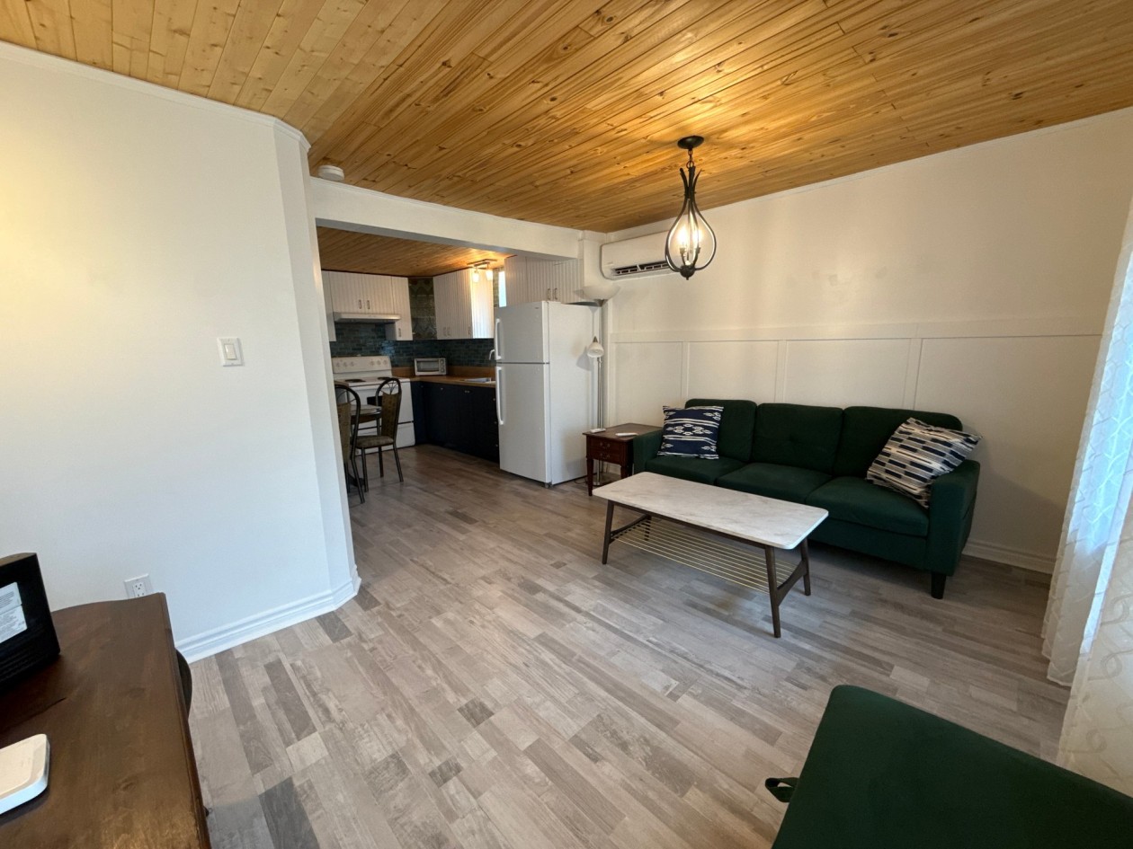 Salon — 102 - 104 Rue St-Joseph, Baie-Saint-Paul