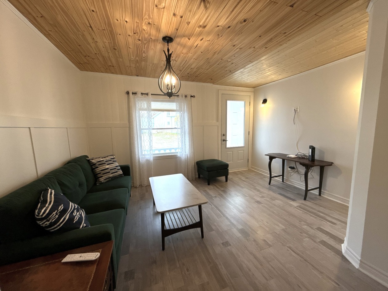 Salon — 102 - 104 Rue St-Joseph, Baie-Saint-Paul