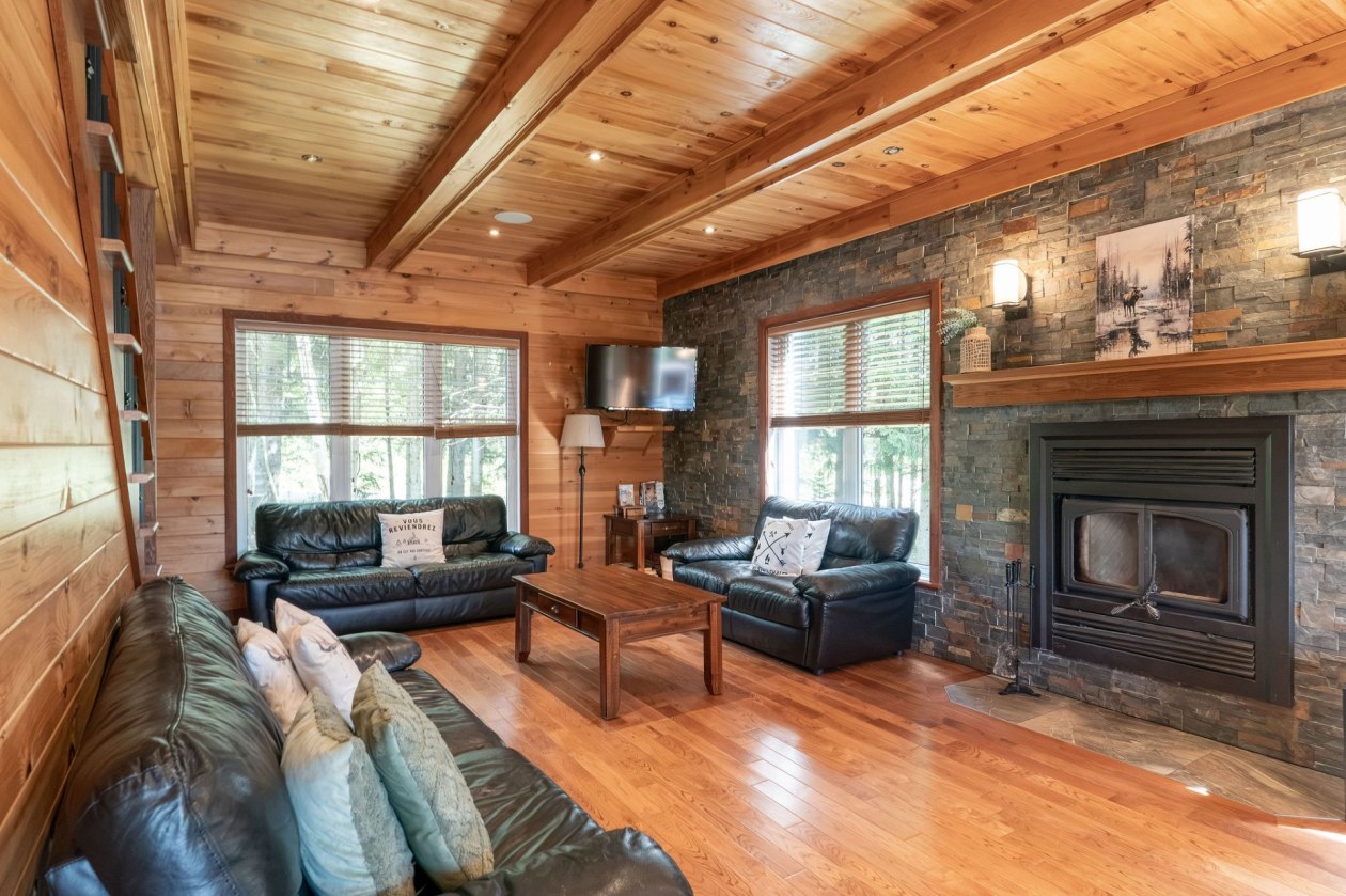 Salon — 41 Ch. du Hameau, Petite-Rivière-Saint-François